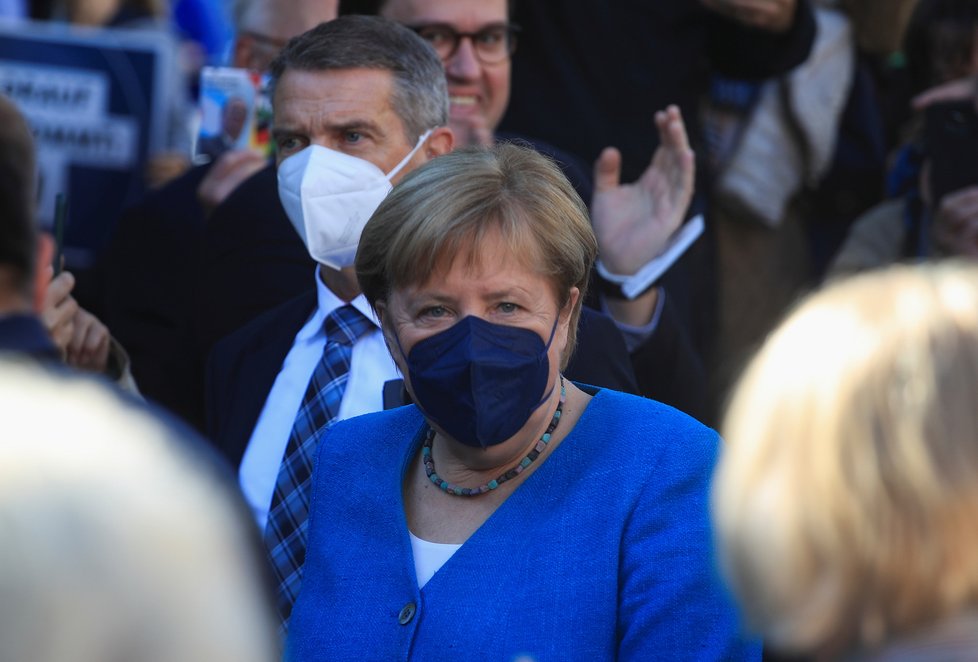 Angela Merkelová podpořila den před volbami v Cáchách Armina Lascheta (25.9.2021).