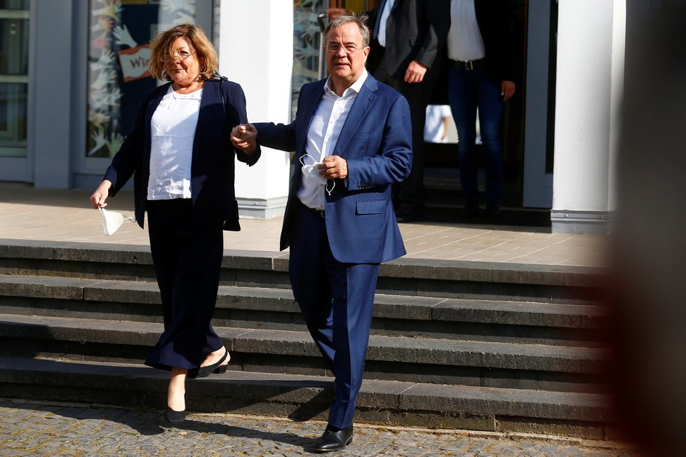 Německé volby 2021: Lídr CDU/CSU Laschet volil s manželkou Susanne. Špatně přitom přehnul lístek a bylo patrné, že volil sebe (26.9.2021).