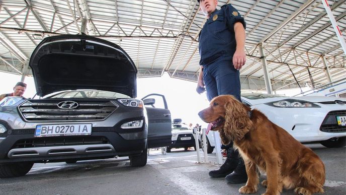 Ruští pohraničníci na hraničním přechodu Armjansk mezi Ukrajinou a Krymem