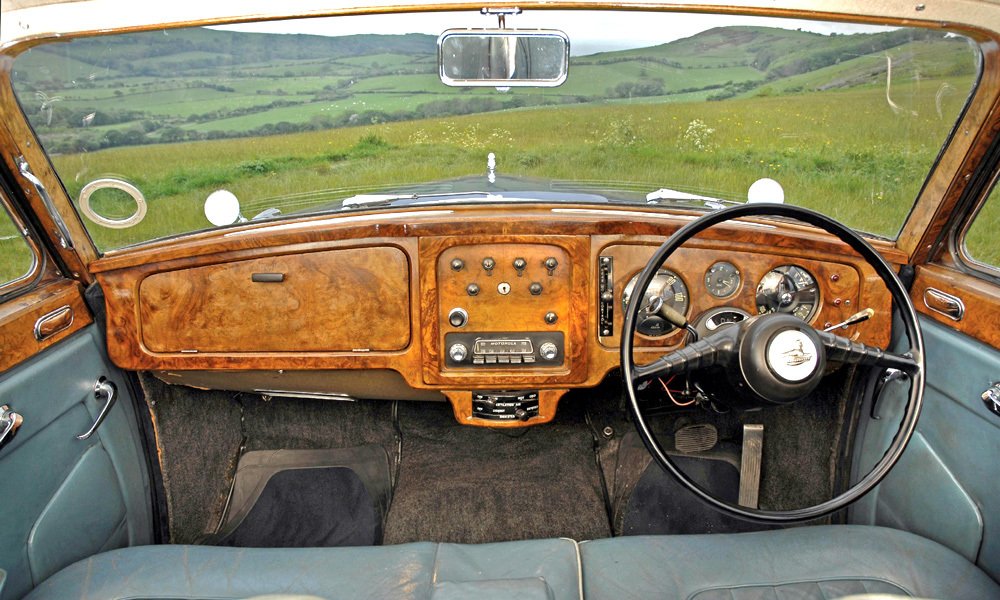 Armstrong Siddeley Star Sapphire měl pozměněnou přístrojovou desku a automatickou převodovku s ovládáním páčkou na sloupku řízení.