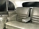 Vzadu měl sedan Lancaster lavicové sedadlo s oddělenými opěradly a sklápěcí středovou opěrkou loktů.