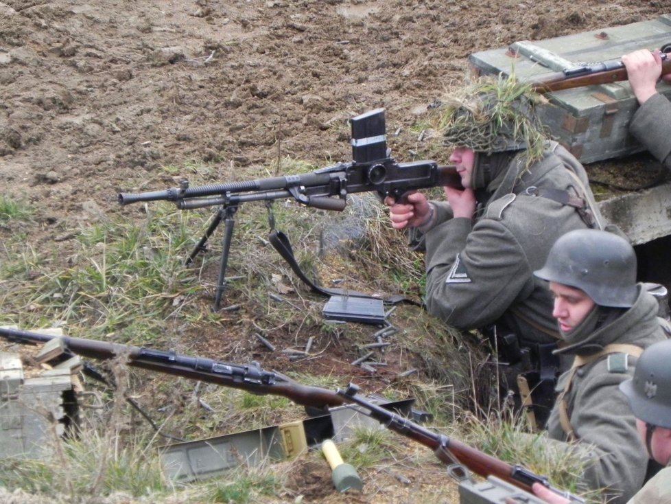 Německá armáda klade tvrdý odpor. V rekonstrukci bitvy se na obou stranách zúčastnilo 200 členů vojenských historických klubů z Česka, Slovenska, Německa, Maďarska a Polska.