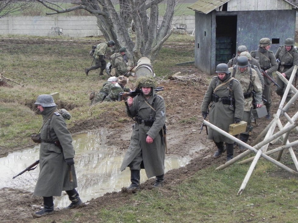 Němci obsazují pozice před útokem Rudé armády. V Army parku u Ořechova se bojovalo na ploše dvou hektarů.