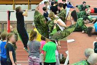 Tak trochu netradiční tělocvik: Pražští školáci si vyzkoušeli fyzické testy, které skládá armáda či policie