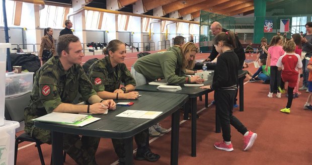 Školáci si vyzkoušeli fyzické testy, které skládají příslušníci armády či policie.