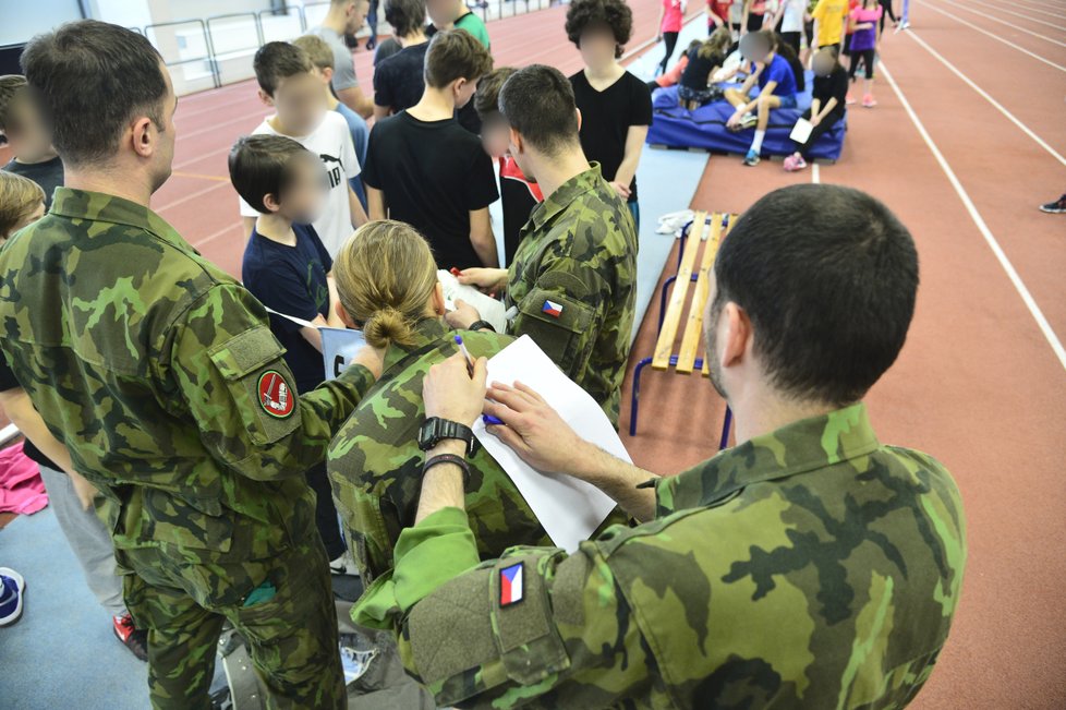 Školáci si vyzkoušeli fyzické testy, které skládají příslušníci armády či policie.