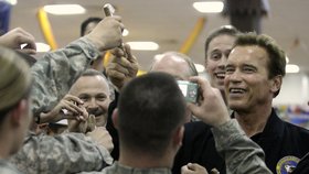 Během návštěvy základny Camp Victory v Iráku rozdával Schwarzenegger doutníky 