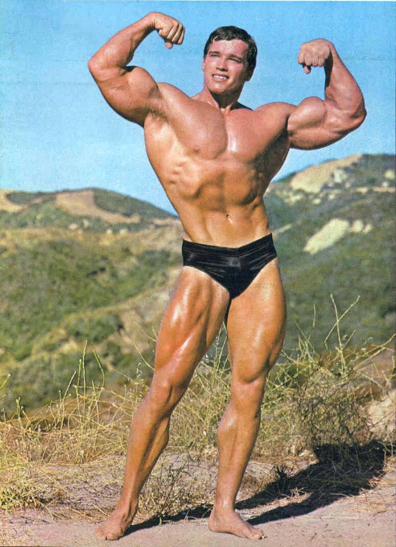 Arnold ukazuje svaly.