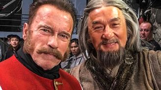 Bizár, nebo nostalgický klenot? Schwarzenegger a Jackie Chan natočili společný film. Trailer budí rozpaky