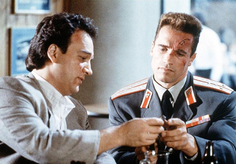 Arnold Schwarzenegger a Jim Belushi v akční komedii Rudé horko