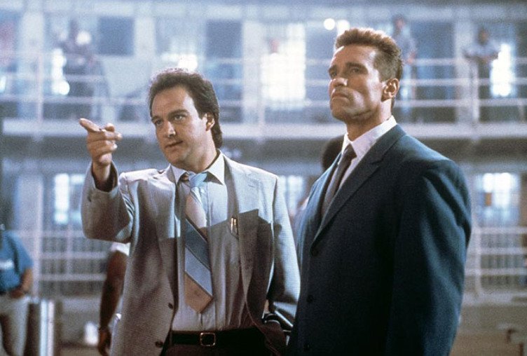 Arnold Schwarzenegger a Jim Belushi v akční komedii Rudé horko