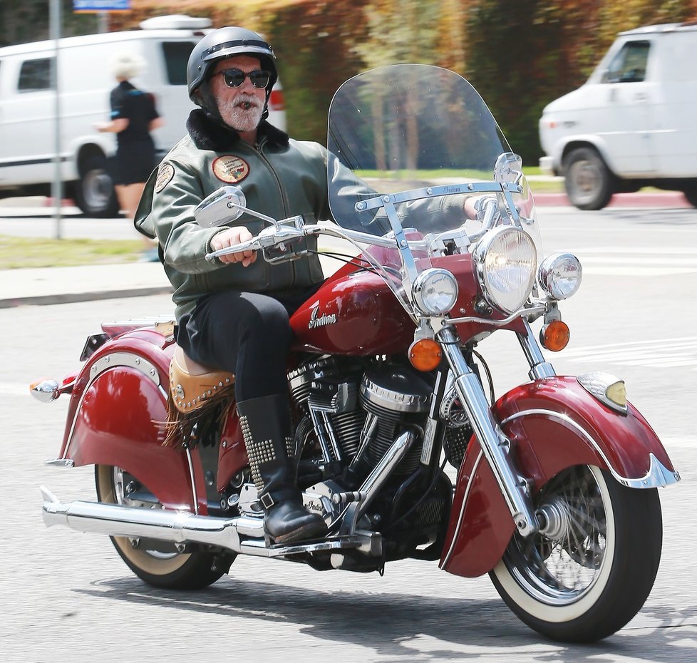 Arnie miluje také silné motorky.