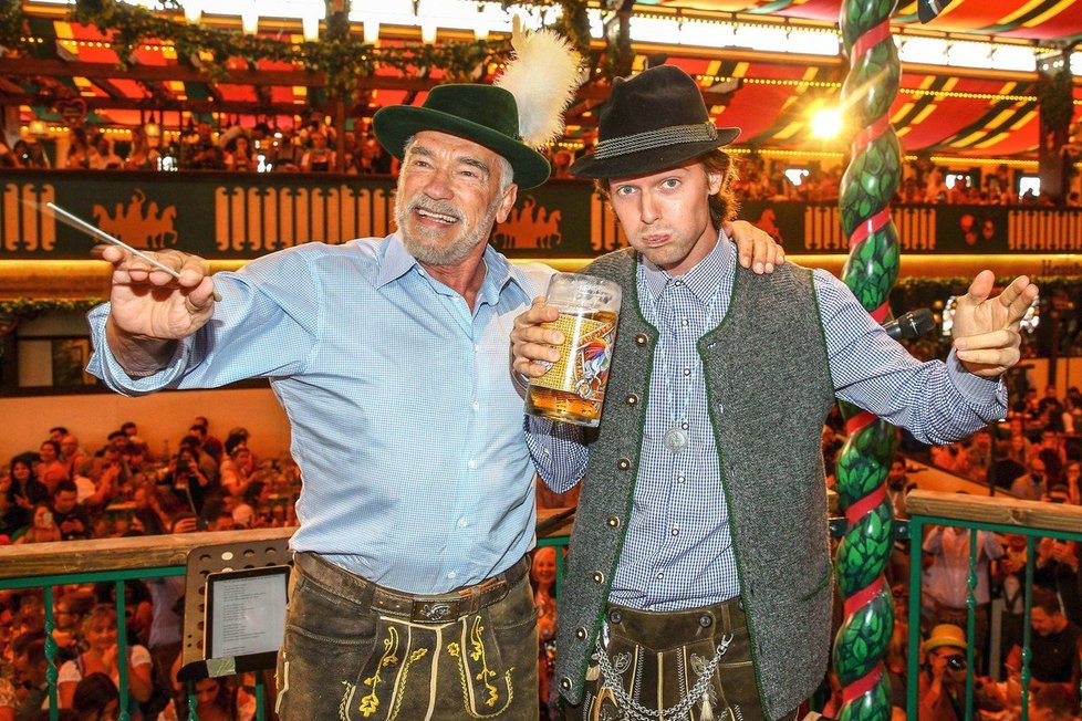 Arnold Schwarzenegger se synem Patrickem na Oktoberfestu