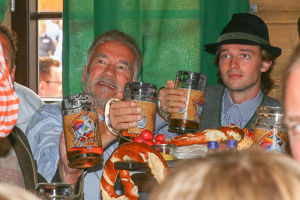 Arnold Schwarzenegger se synem Patrickem na Oktoberfestu