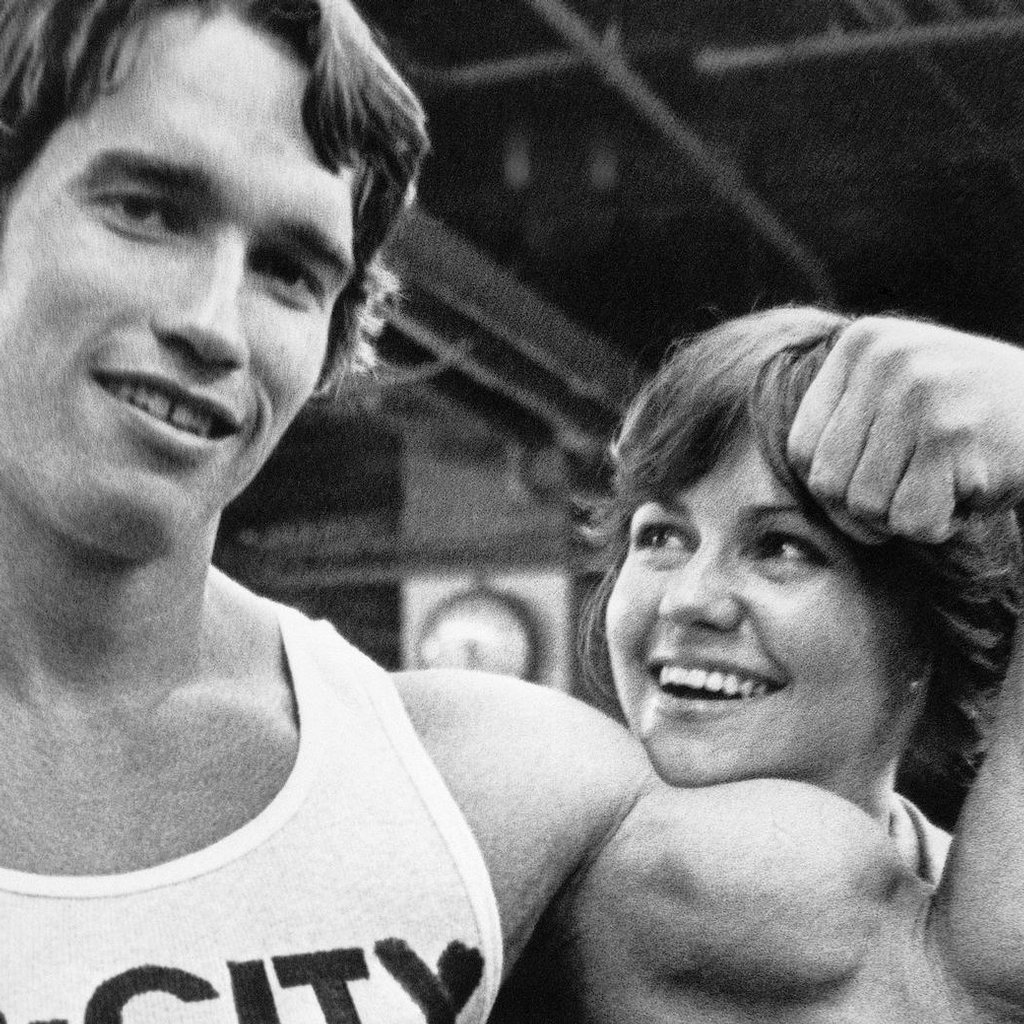Arnold Schwarzenegger s herečkou Sally Fieldovou v době budování své kulturistické kariéry