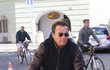 Schwarzenegger v Praze na kole.