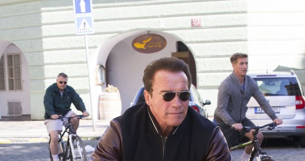 Schwarzenegger v Praze na kole