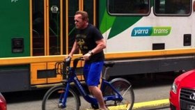 Arnold Schwarzenegger se proháněl po Melbourne na kole bez helmy