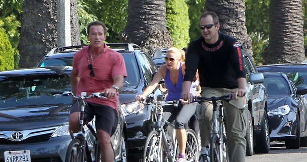 Arnold na kole s krásnou neznámou