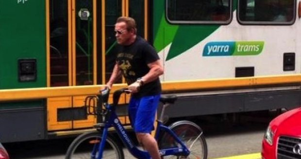Arnold Schwarzenegger se proháněl po Melbourne na kole bez helmy
