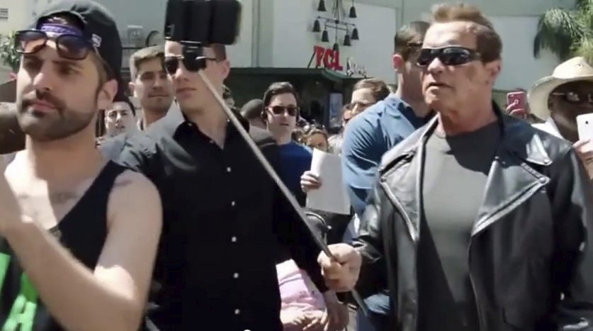 Arnold Schwarzenegger vyrazil jako Terminátor do ulic.