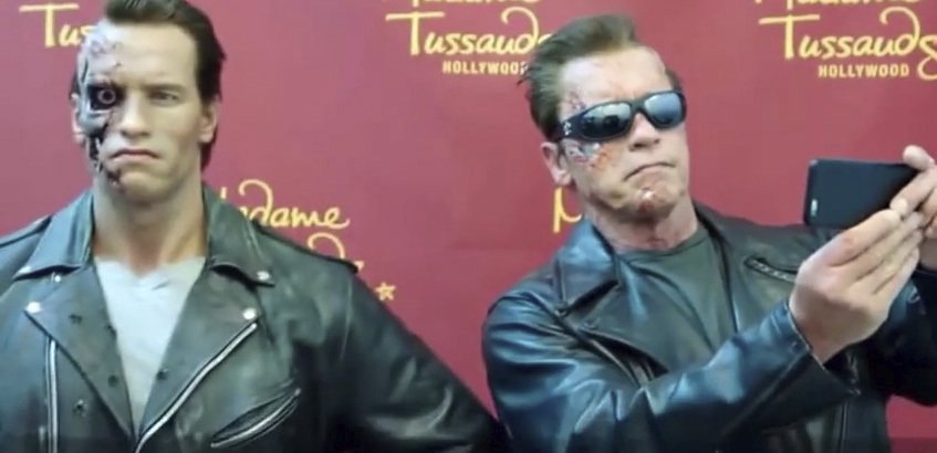 Arnold Schwarzenegger se fotil se svou voskovou napodobeninou.