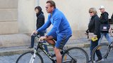 Terminátor na červenou? Schwarzenegger při projížďce Prahou porušil několik předpisů