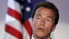 Arnold Schwarzenegger se kaje. Manželce přiznal nevěru a nemanželské dítě. A pak se omluvil.