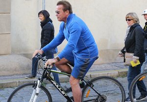 Arnold Schwarzenegger se opět projížděl uličkami Prahy na kole.