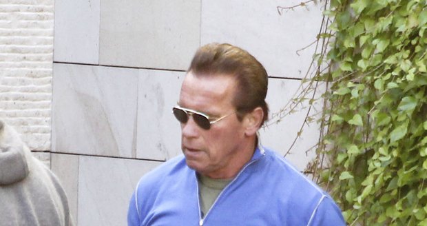 Arnold na projížďce Prahou.
