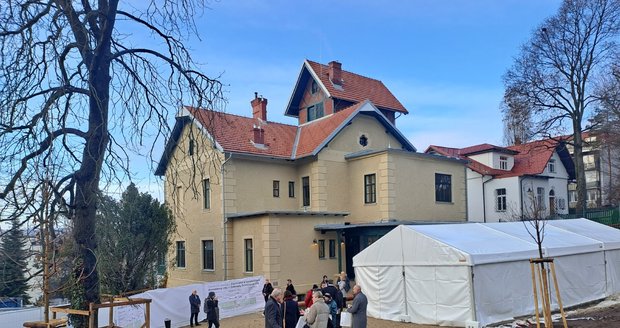 Arnoldova vila v brněnských Černých Polích prošla nákladnou historickou rekonstrukcí. Vzniklo v ní Centrum dialogu s expozicemi o staviteli Josefu Arnoldovi a o dějinách Židů v Brně.