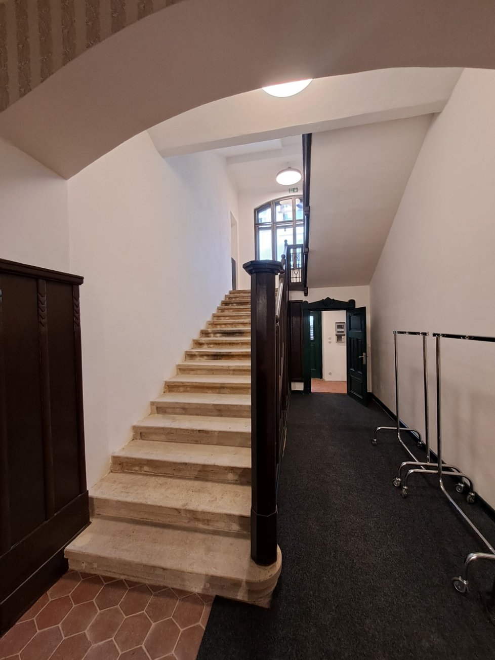 Arnoldova vila v brněnských Černých Polích prošla nákladnou historickou rekonstrukcí. Vzniklo v ní Centrum dialogu s expozicemi o staviteli Josefu Arnoldovi a o dějinách Židů v Brně.