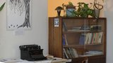 Poklady z bytu spisovatele Arnošta Lustiga (†84) zdobí komunitní centrum v Praze 8: Mistrův psací stroj a křeslo