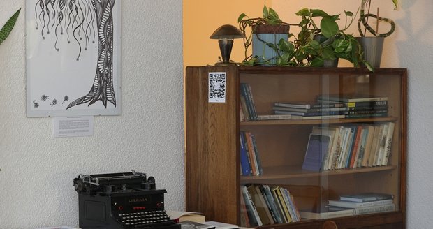 Poklady z bytu spisovatele Arnošta Lustiga (†84) zdobí komunitní centrum v Praze 8: Mistrův psací stroj a křeslo