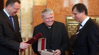 Biskup Václav Malý dostal jako první Cenu Arnošta Lustiga. Fischer tam zahájil kampaň