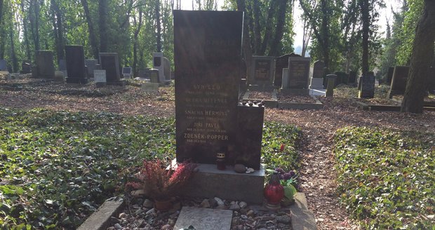 Nedaleko od hrobu Arnošta Lustiga odpočívá na věčnostech i jeho letitý kamarád Ota Pavel.