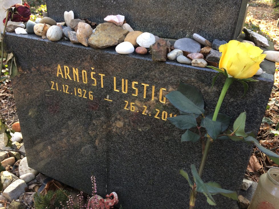Arnošt Lustig prožil 2 totalitní režimy, 2 války, přesto zůstal pln optimismu. Letos je tomu 7 let od jeho úmrtí.