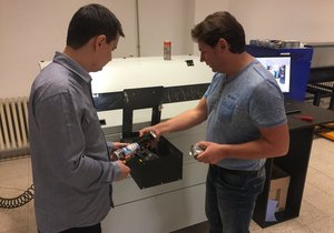 Jan Škopík (vpravo), business manager společnosti Aroja, s Tomášem Wolfem vytvořili unikátní 3D tiskárnu.