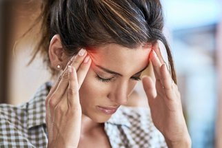 Nejlepší éterické oleje pro různé bolesti hlavy: Který na migrénu a který na stres?