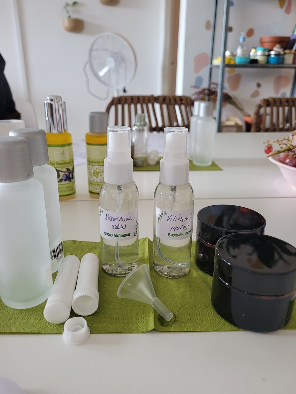 Aromaterapie a výroba kosmetiky s esencemi a oleji.