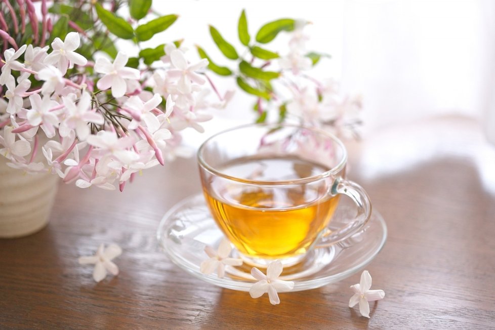 Květ jasmínu povzbuzuje naše smysly, hlavně ty erotické. Jasmínový čaj odežene všechny chmury.