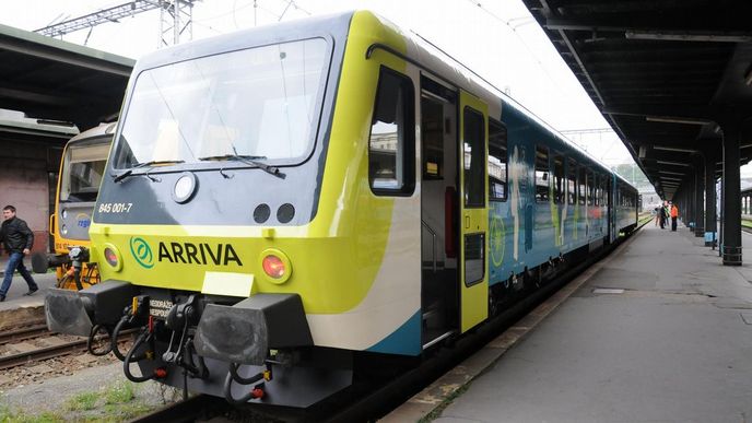 Arriva spustila linku z pražského Masarykova nádraží do Kralup nad Vltavou. Po dvou měsících projekt zastavila.
