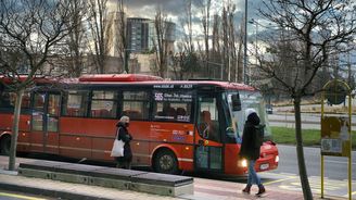 Část autobusových spojů dnes nejezdí. Dopravcům kvůli covidu chybí řidiči