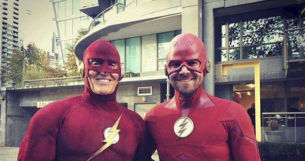 John Wesley Shipp jako původní Flash a Stephen Amell jako Flash z alternativního světa.