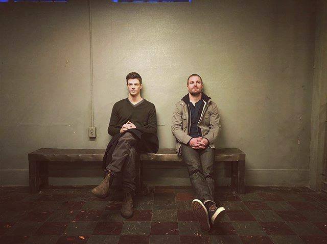 Grant Gustin a Stephen Amell.