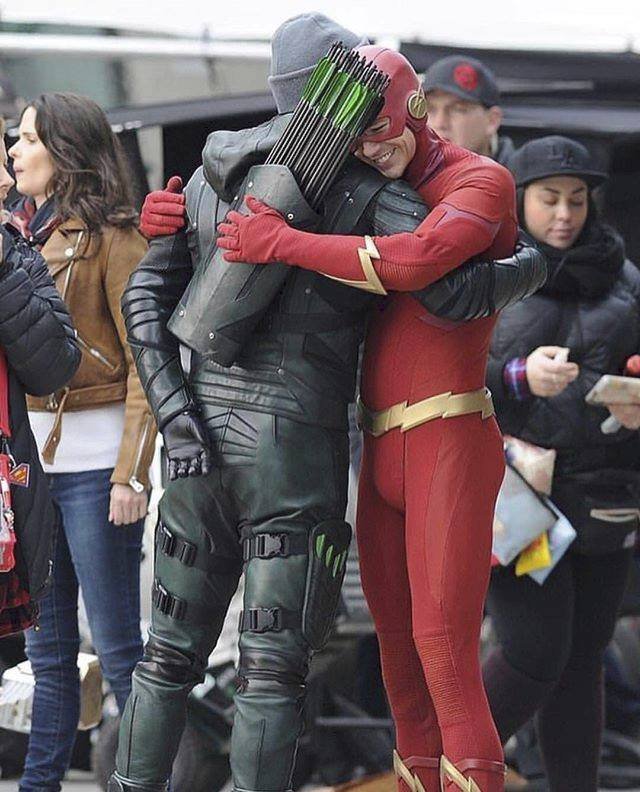 Green Arrow a Flash se mají rádi.