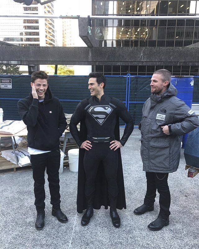 Grant Gustin, Tyler Hoechlin jako Superman v černém kostýmu a Stephen Amell.