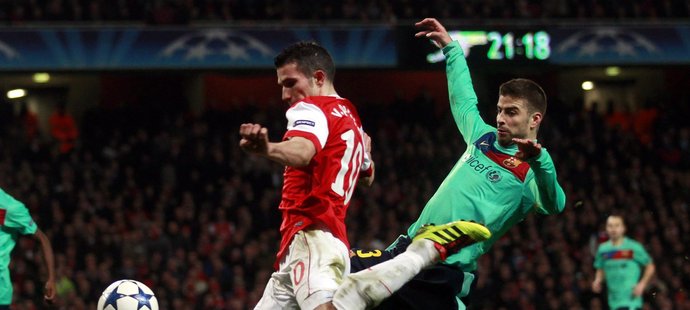 Van Persie takhle vyrovnal a napomohl Arsenalu k vítězství.