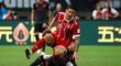 Záložník Bayernu James Rodríguez v ostrém souboji