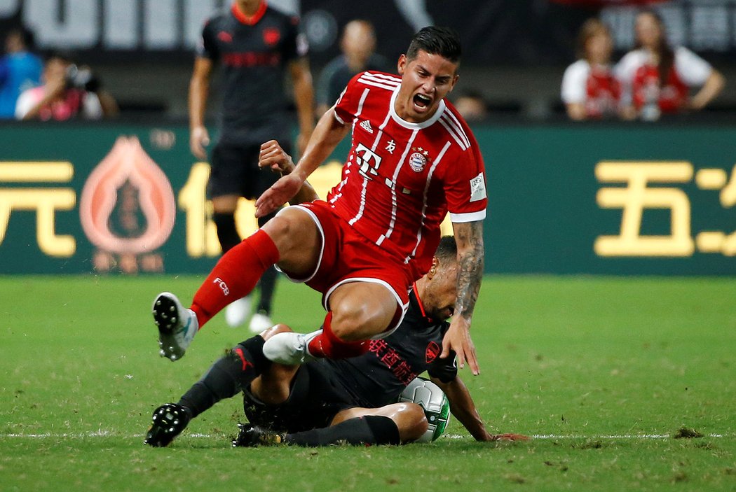 Záložník Bayernu James Rodríguez v ostrém souboji